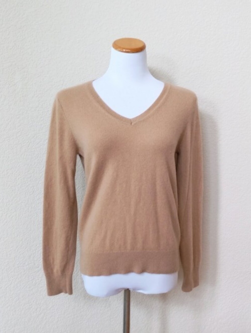 Quince soft camel color 100% cashmere v-neck sweater - Picture 5 of 11